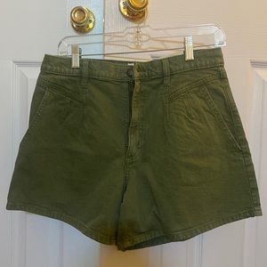 Universal thread a line shorts size 10